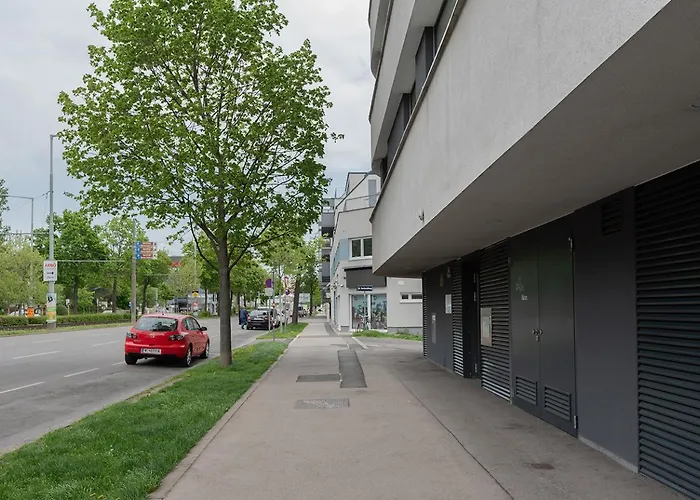 Between Old Danube And Danube Center - New, Quiet And Modern