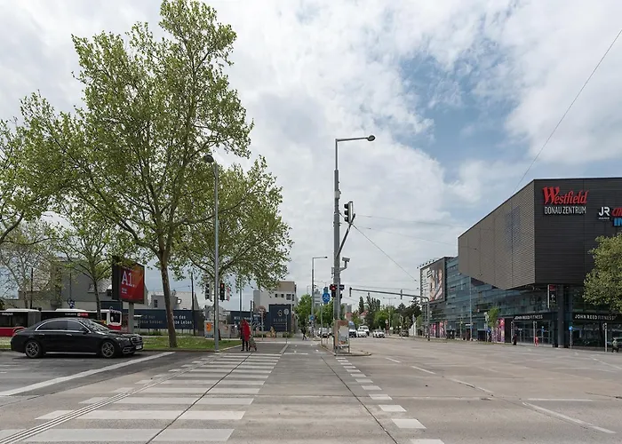 Between Old Danube And Danube Center - New, Quiet And Modern *